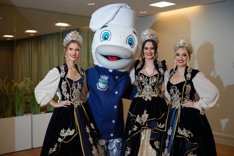 Novos trajes das soberanas e da mascote marcam lançamento oficial da 34ª Festa Nacional do Peixe